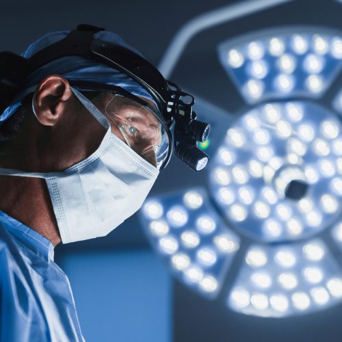 Surgery operation. Senior male surgeon in operating room with surgery equipment Cirugía conservadora para el cáncer cervicouterino