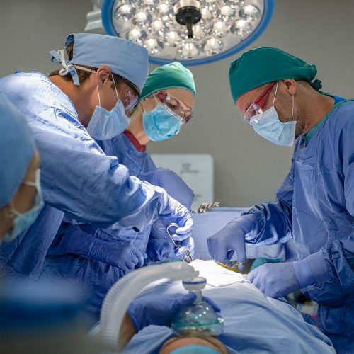 Team of surgeons performing surgery Cirugía de Rescate